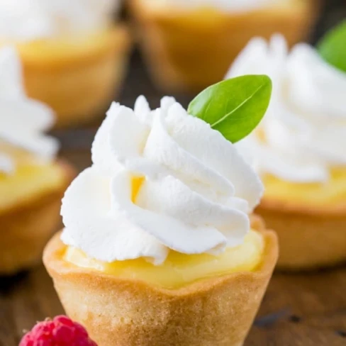 Tartlets with Lemon Curd and Whipped Cream (Korzinki) Image