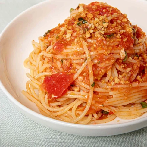 Sicilian-Style Spaghetti Alla Carrettiera (Fresh Tomato And Garlic Sauce) Image