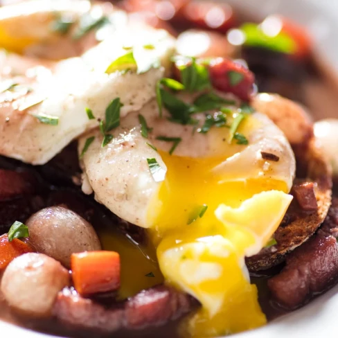 Oeufs en Meurette (Poached Eggs in Red Wine Sauce) Recipe Image