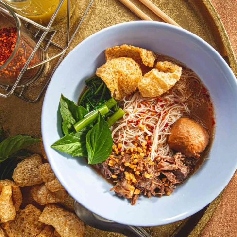 Guaydtiaao Reuua Neuua Dtoon (Thai Boat Noodles With Braised Beef) Image