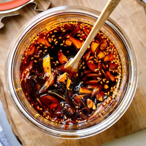 Crunchy Garlic Chili Oil (Taberu Rayu) Image