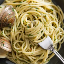 Spaghetti Alle Vongole in Bianco (Spaghetti With White Clam Sauce) Recipe Page