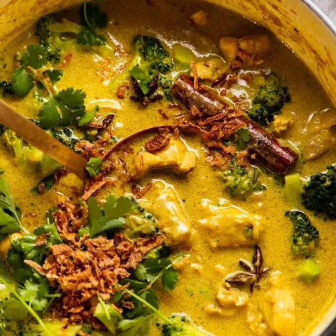 Golden coconut chicken curry Image